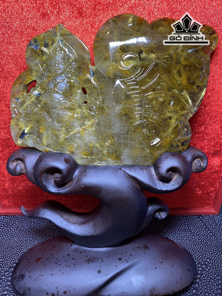 Tác Phẩm Hoàng Thần Tài Bảo Thiên Hoa Thị Đá Thạch Anh Tóc Vàng Cao 14 Ngang 10,4 Sâu 1,9 (mm) 439,79g