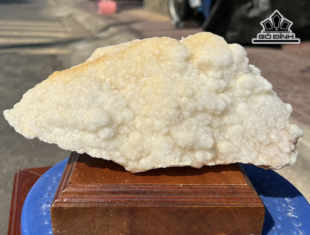 Tác Phẩm Đá Thạch Anh Trắng Bông Tuyết Cao 23 Ngang 13 (cm) 2,4kg