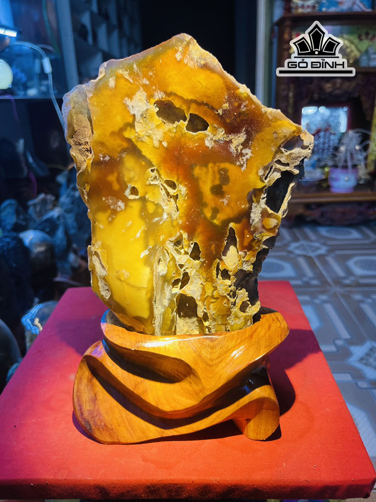 Tác Phẩm Đá Can Thạch Đỏ Cao 28 (cm) 1,3kg