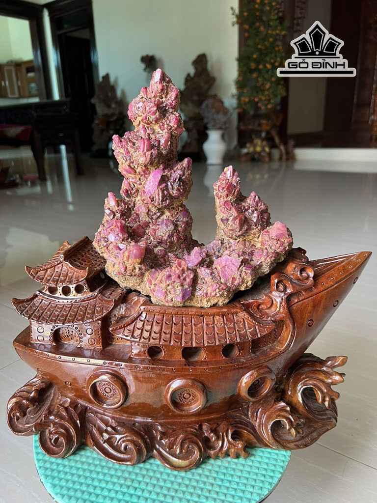 Tác Phẩm Thuận Buồm Xuôi Gió Đá Ruby Lục Yên Cao 40 (cm) 3,9kg
