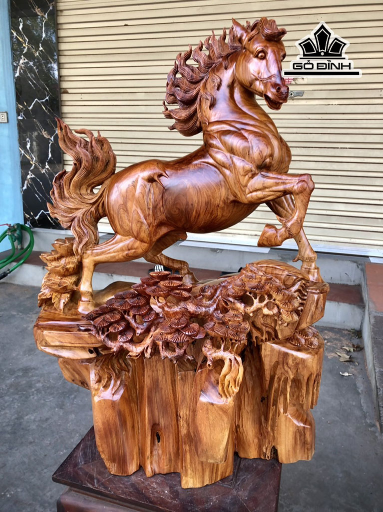 Tượng Ngựa Phong Thủy (Nhất Mã Thong Dong) Gỗ Hương Cao 70 Ngang 55 Sâu 35 (cm)