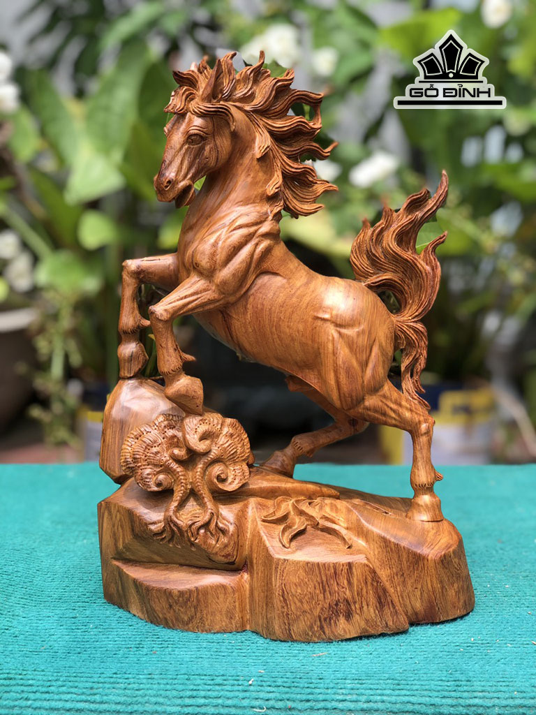 Tượng Ngựa Phong Thủy (Nhất Mã Thong Dong) Gỗ Hương Cao 34 Ngang 23 Sâu 15 (cm)