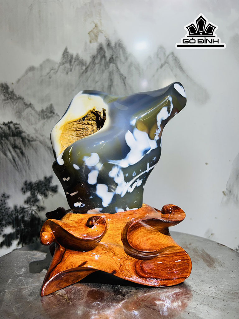 Tác Phẩm Đá Mã Não Cao 23 Ngang 19 (cm) 3,4kg