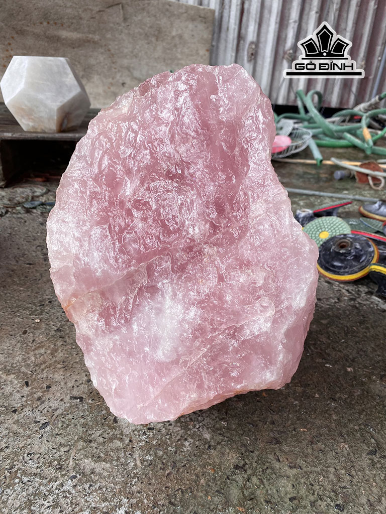 Tác Phẩm Đá Thạch Anh Hồng Thô Cao 30 Ngang 22 Sâu 15 (cm) 14,3kg