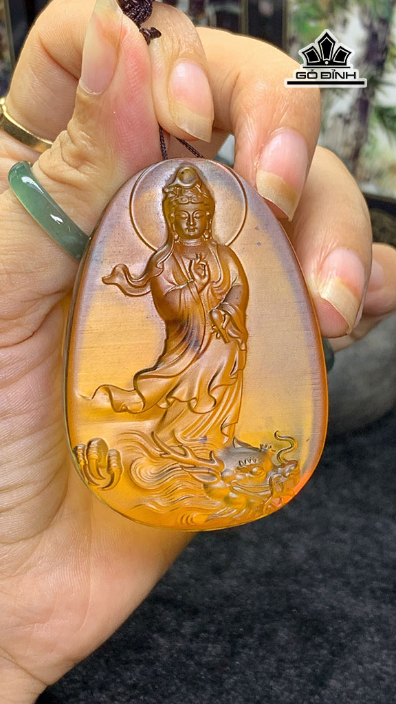 Mặt Dây Chuyền Quan Âm Đá Hổ Phách Cao 59,4 Ngang 42,8 Sâu 10,9 (mm)