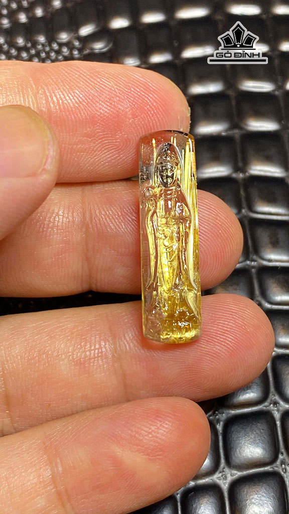 Mặt Dây Chuyền Quan Âm Đá Thạch Anh Tóc Vàng Cao 30,8 Ngang 8,3 Sâu 6,6 (mm) 3,2g