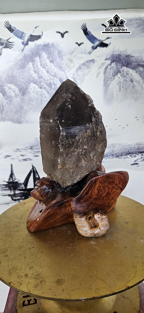 Tác Phẩm Đá Thạch Anh Khói ( Smoky Quartz ) Cao 25 Ngang 10 (cm) 3kg