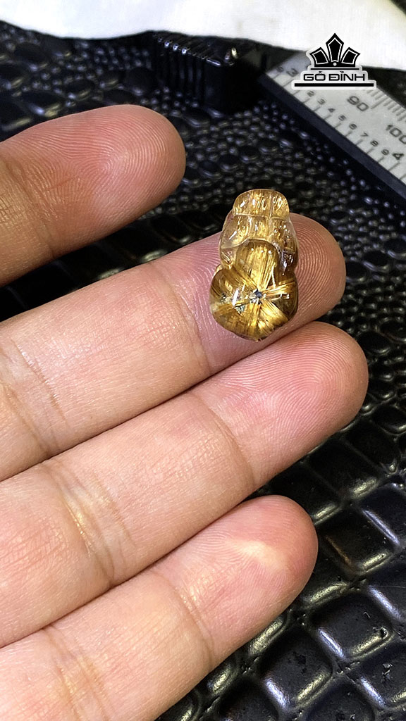 Mặt Dây Chuyền Tỳ Hưu Hoa Thị Đá Thạch Anh Tóc Vàng Cao 18,8 Ngang 11,4 Sâu 7,6 (mm) 2,9g