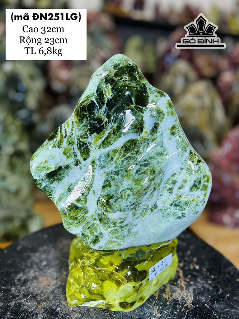 Tác Phẩm Đá Serpentine Cao 32 Ngang 23 (cm) 6,8kg