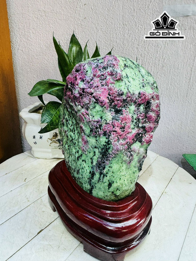 Tác Phẩm Đá Ruby Nam Phi Cao 23 Ngang 15 (cm) 4,1kg