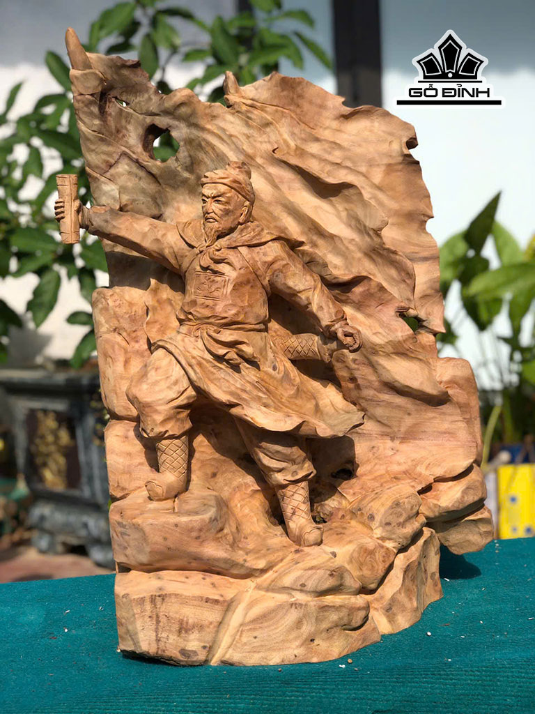 Tượng Trần Quốc Tuấn Gỗ Xá Xị Cao 65 Ngang 43 Sâu 19 (cm)