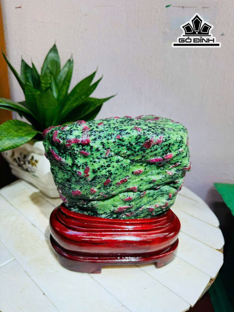 Tác Phẩm Đá Ruby Nam Phi Cao 17 Ngang 17 (cm) 4,7kg