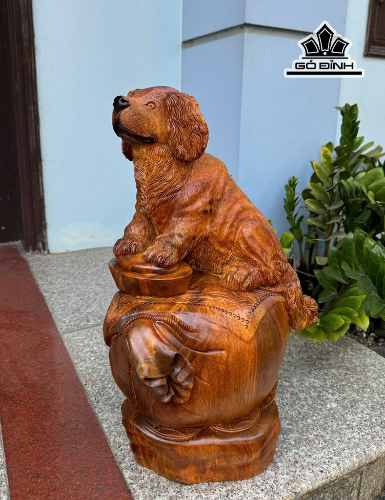 Tượng Chó Gỗ Hương Cao 57 Ngang 36 Sâu 26 (cm)