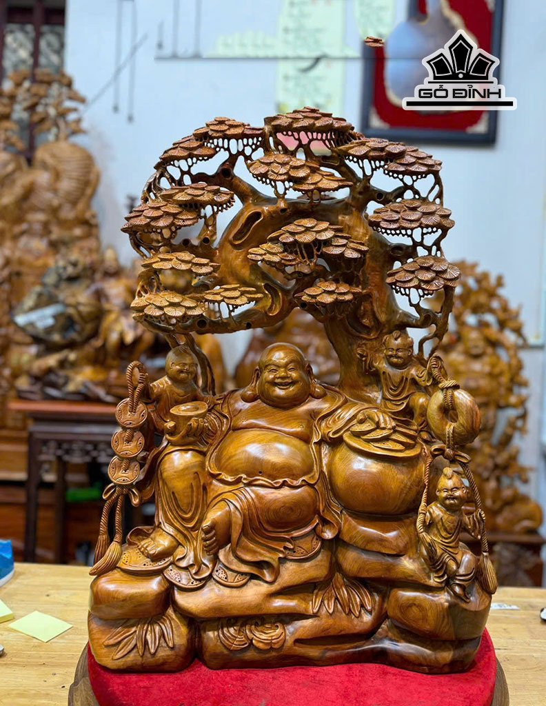 Tượng Phật Di Lặc Tam Phúc Ngồi Gốc Tùng Gỗ Hương Cao 67 Ngang 45 Sâu 23 (cm)