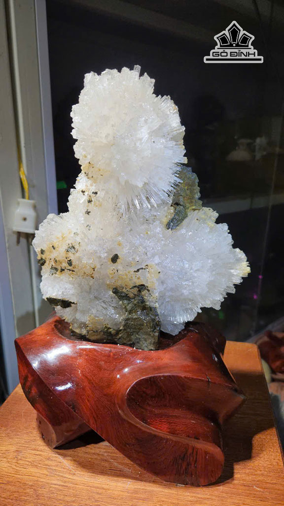 Tác Phẩm Hoa Ưu Đàm Đá Trầm Tích Kích Thước 30x20 (cm) Nặng 2,9kg