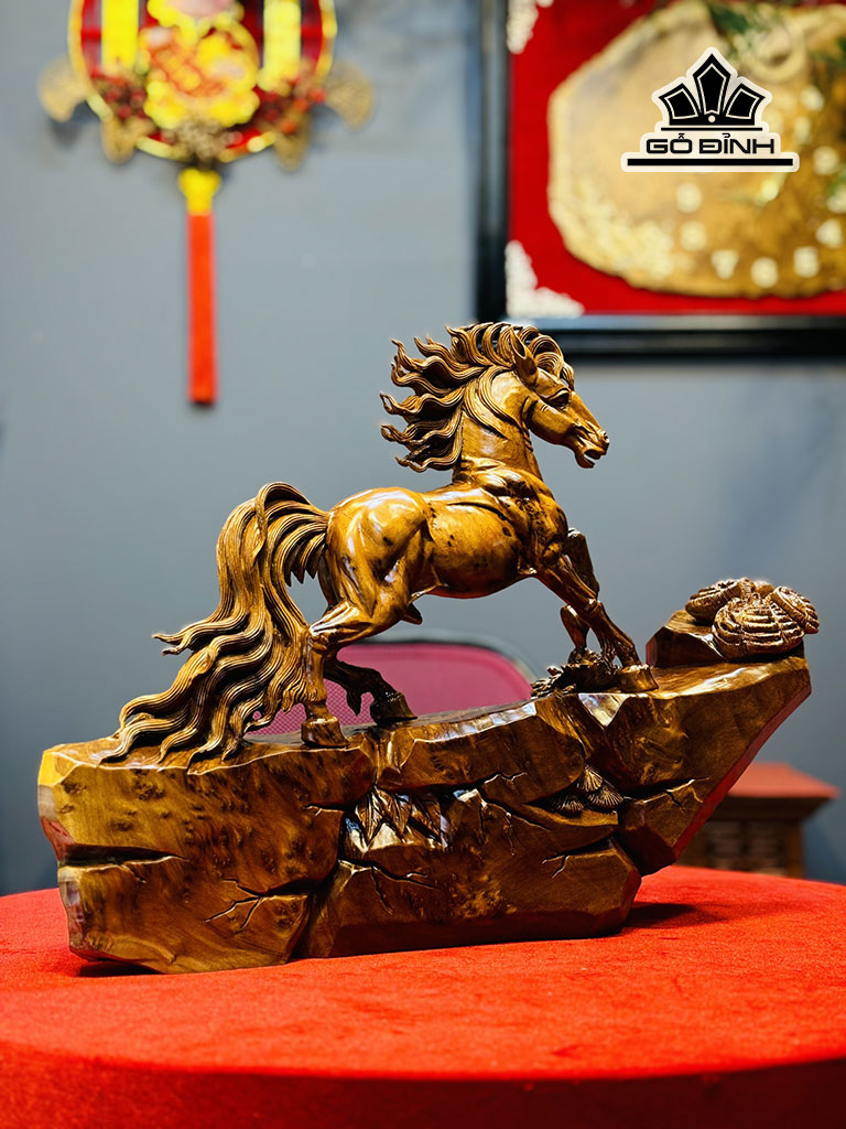 Tượng Ngựa Phong Thủy (Nhất Mã Thong Dong) Gỗ Nu Ngọc Am Cao 35 Ngang 48 Sâu 13 (cm)