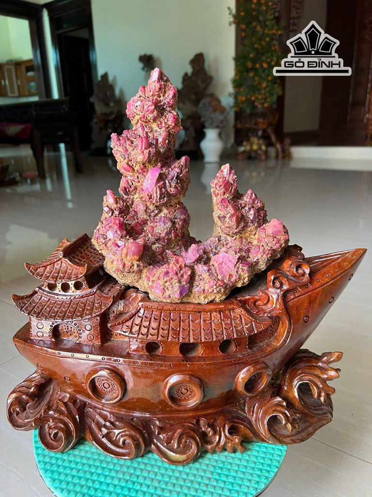 Tác Phẩm Thuận Buồm Xuôi Gió Đá Ruby Lục Yên Cao 40 Nặng 3,9kg