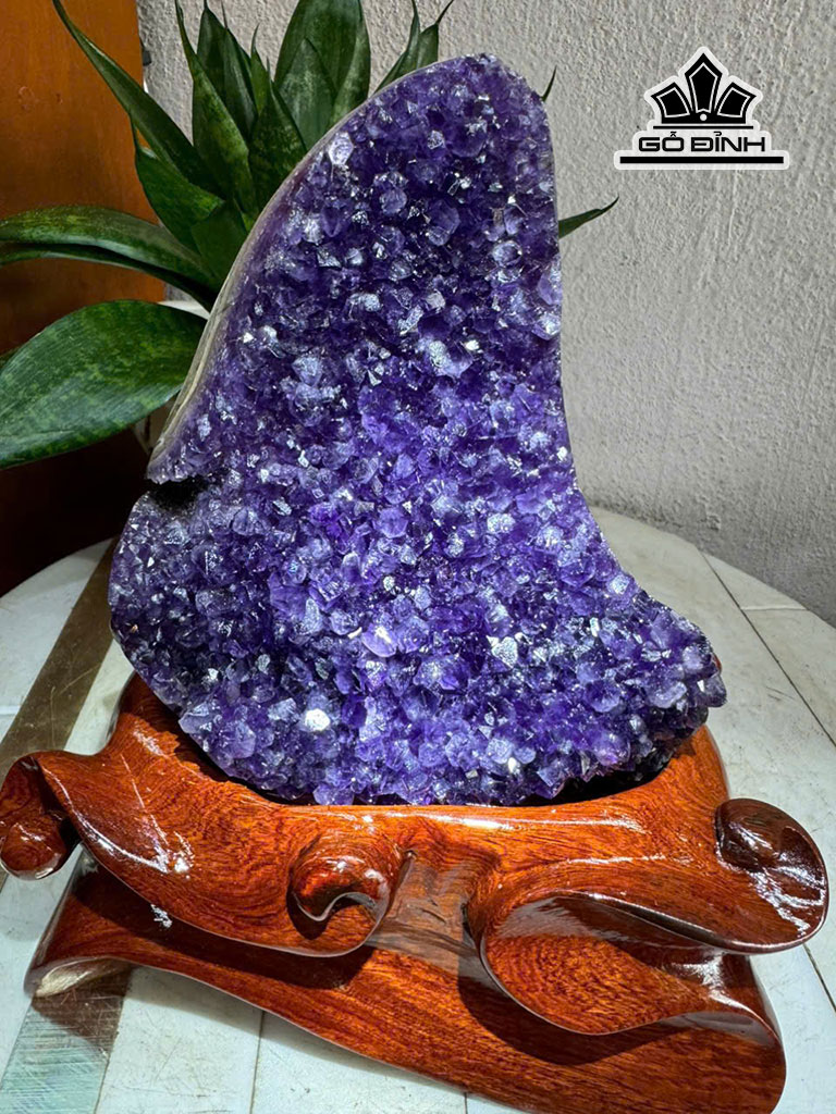 Tác Phẩm Đá Thạch Anh Tím Cao 23 Ngang 15 (cm) 2,8kg