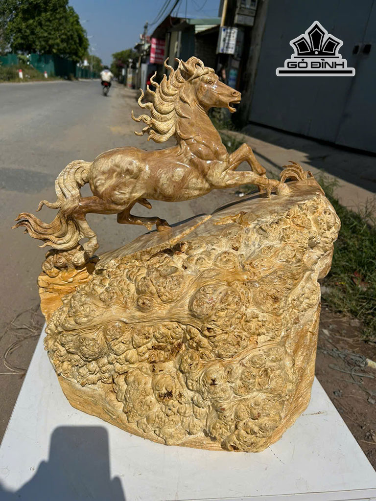 Tượng Ngựa Phong Thủy (Nhất Mã Phi Thiên) Gỗ Nu Nghiến Cao 50 Ngang 56 Sâu 35 (cm)