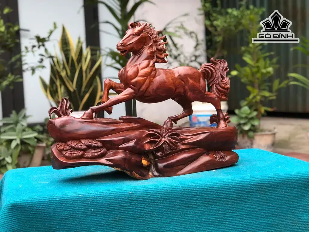 Tượng Ngựa Phong Thủy (Nhất Mã Thong Dong) Gỗ Cẩm Cao 43 Ngang 58 Sâu 19 (cm)