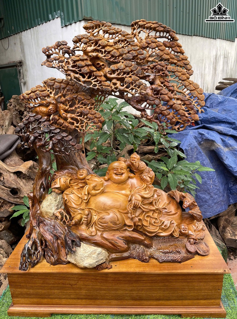 Tượng Phật Di Lặc Nhị Phúc Ngồi Cây Tùng Bonsai Gỗ Bách Xanh Cao Cả Kỷ 108 Ngang 77 Sâu 40 (cm)