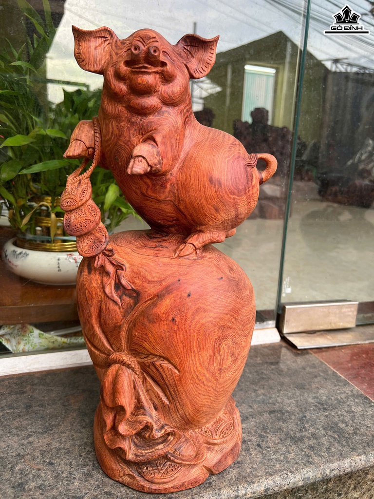 Tượng Heo Đứng Bao Tiền Gỗ Cẩm Cao 42 Ngang 20 Sâu 16 (cm)