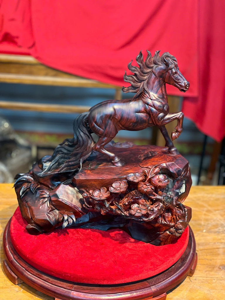 Tượng Ngựa Phong Thủy (Nhất Mã Thong Dong) Gỗ Trắc Cao 41 Ngang 41 Sâu 27 (cm)