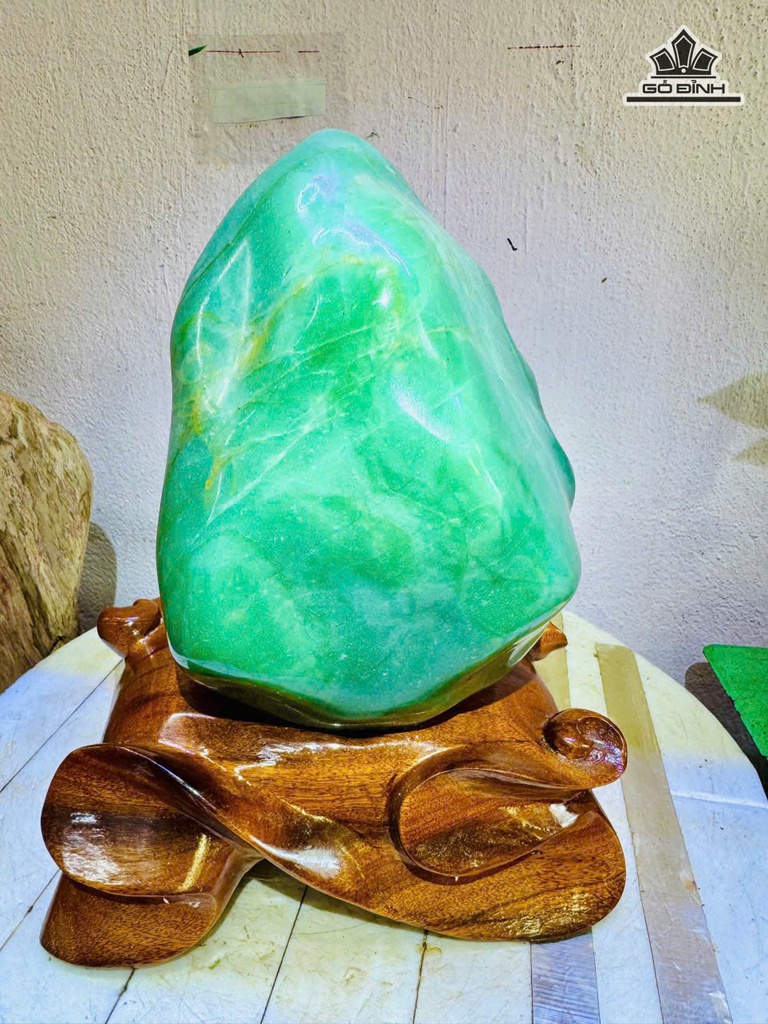 Tác Phẩm Đá Thạch Anh Xanh Cao 30 Ngang 18 (cm) - 7,8kg