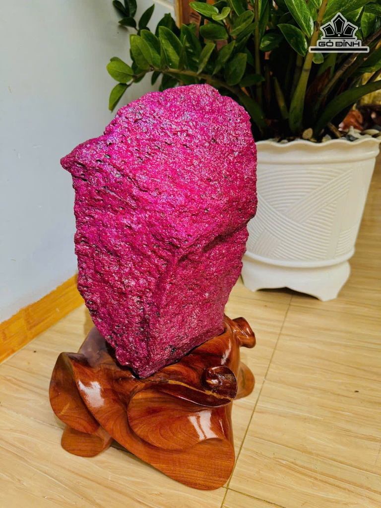 Tác Phẩm  Đá Hồng Ngọc ( Ruby) Cao 48 Ngang 23 Sâu 19 (cm) - 26,7kg