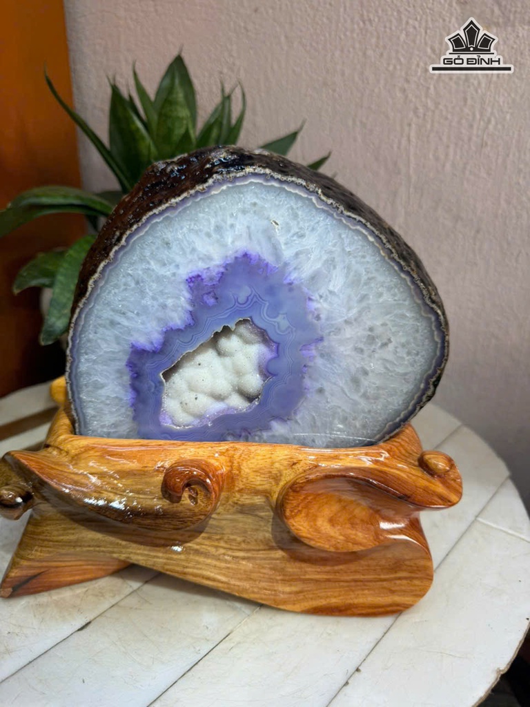 Tác Phẩm Đá Mã Não Tím Cao 20 Ngang 17 (cm) 2,8kg Luôn Đế