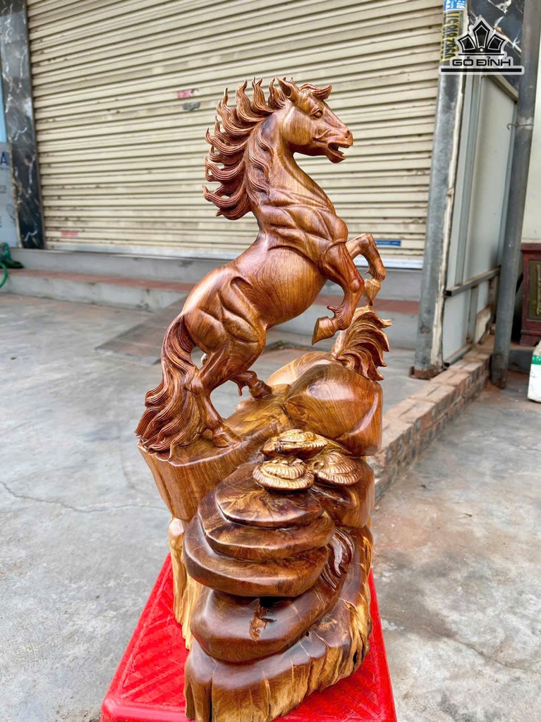 Tượng Ngựa Phong Thủy (Nhất Mã Phi Thiên) Gỗ Hương Cao 50 Ngang 25 Sâu 25 (cm)