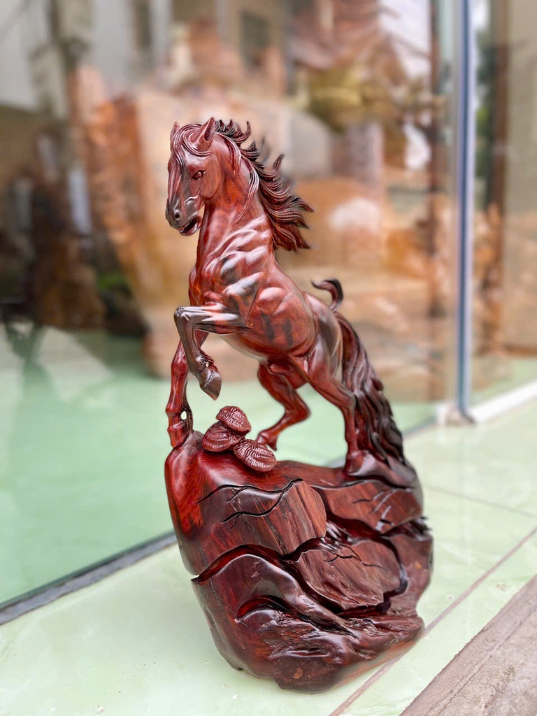 Tượng Ngựa Phong Thủy (Nhất Mã Phi Thiên) Gỗ Trắc Cao 36 Ngang 22 Sâu 11 (cm)