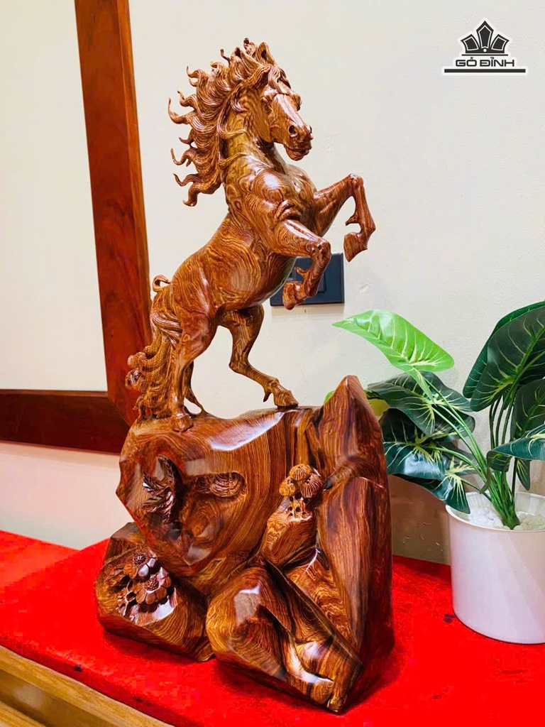 Tượng Ngựa Phong Thủy ( Nhất Mã Phi Thiên) Gỗ Cẩm Cao 56 Ngang 33 Sâu 19 (cm)