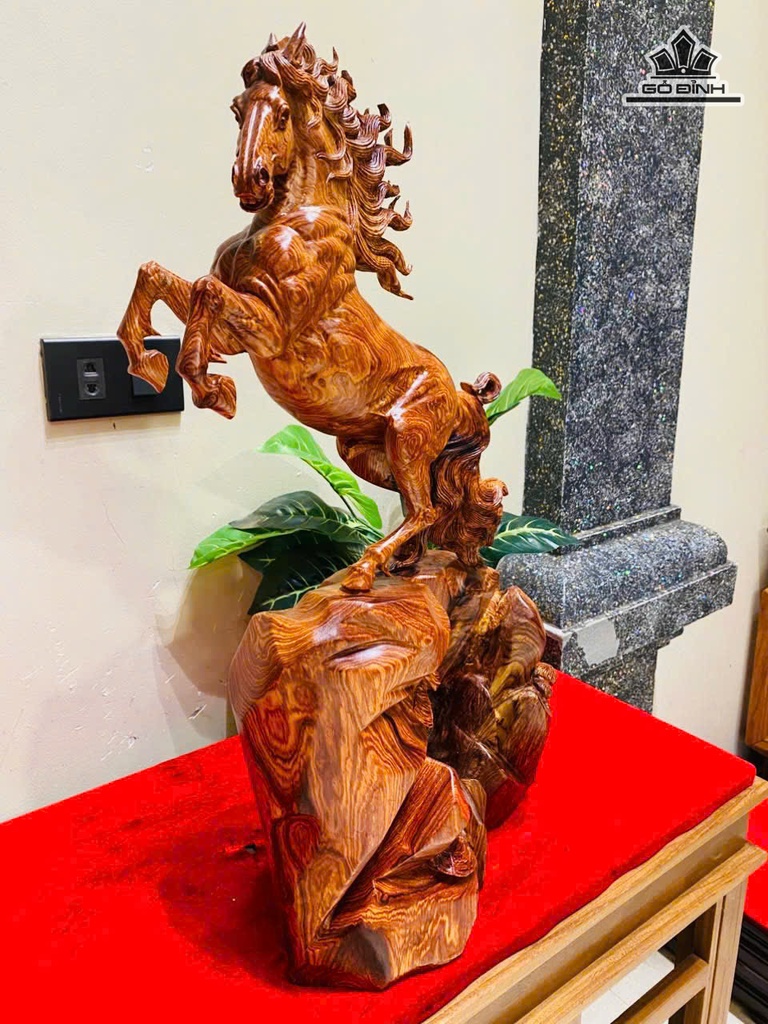Tượng Ngựa Phong Thủy ( Nhất Mã Phi Thiên) Gỗ Cẩm Cao 58 Ngang 33 Sâu 18 (cm)