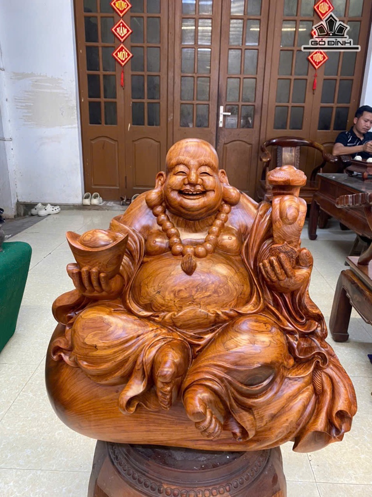 Tượng Phật Ngồi Bao Tiền Vàng Cầm Gậy Như Ý Gỗ Hương Cao 52 Ngang 55 Sâu 38 (cm)