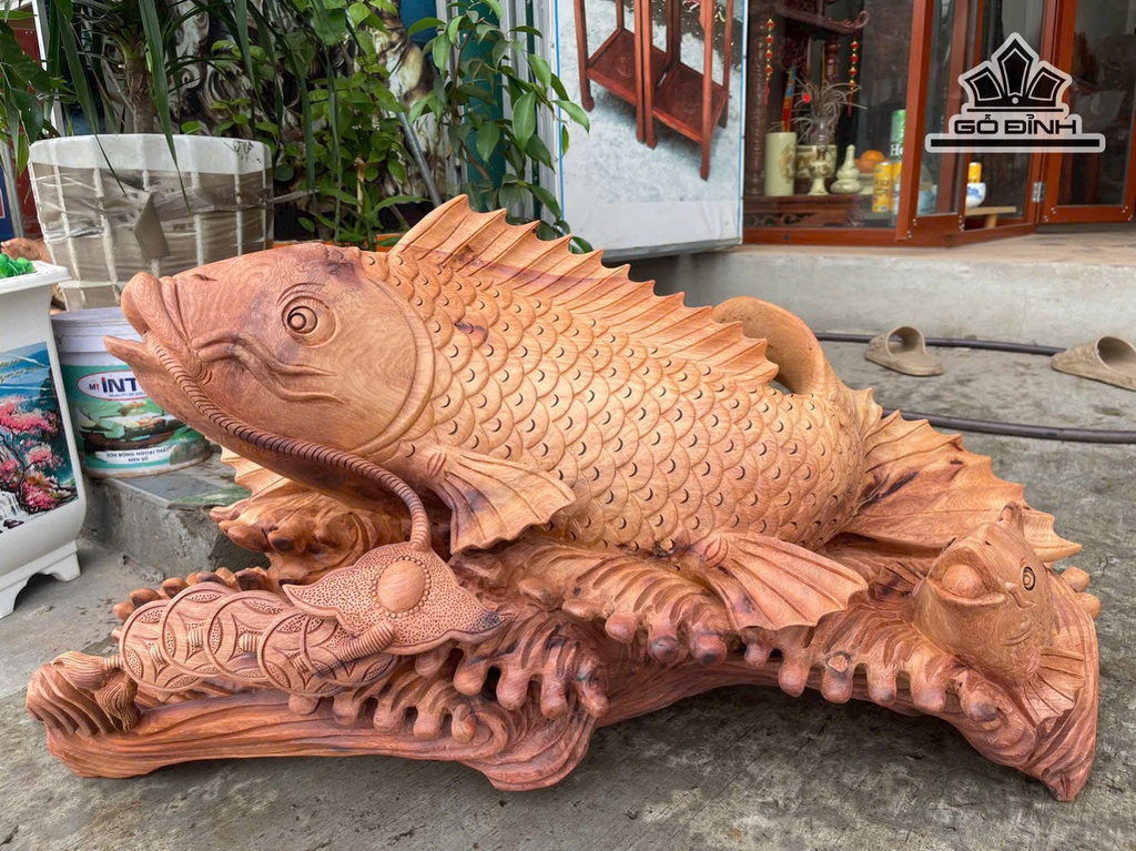Tượng Cá Chép Vờn Kim Tiền Gỗ Hương Cao 48 Ngang 90 Sâu 33 (cm)