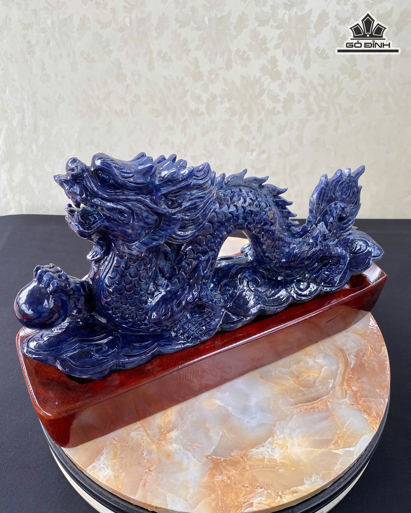 Tác Phẩm Thanh Long Minh Châu-Thạch Lam Minh Triết Sodalite Tự Nhiên - Tượng đá 3,35kg 35,5x17x9 (cm ) - Riêng Đế  đế 4,75kg 21,5x35x12 (cm)