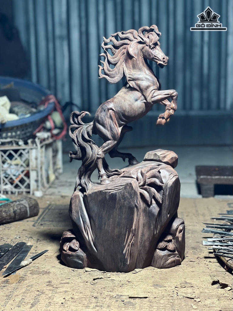 Tượng Ngựa Phong Thủy (Nhất Mã Phi Thiên) Gỗ Trắc Cao 39 Ngang 21 Sâu 16 (cm)
