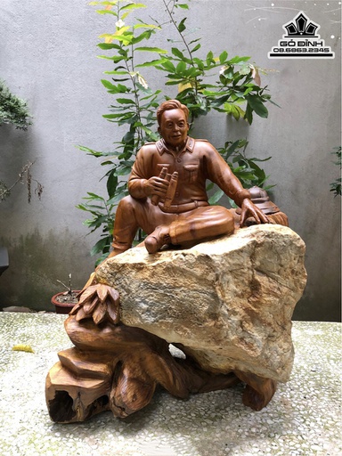 Tượng Đại Tướng Võ Nguyên Giáp Gỗ Bách Xanh Ôm Đá Cao 52 Ngang 45 Sâu 35 (cm)