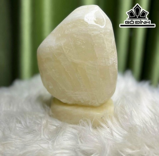 Tác Phẩm Đá Thạch Anh Cao 20 Sâu 12 (cm) 2,9kg