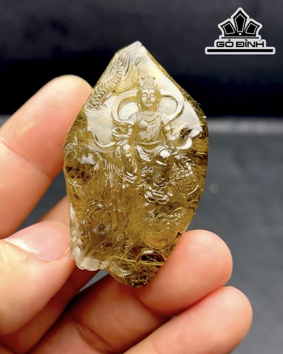 Mặt Dây Chuyền Quan Âm Tự Tại Cưỡi Rồng Đá Thạch Anh Tóc Vàng Cao 59 Ngang 35 Sâu 25 (mm) 300cts