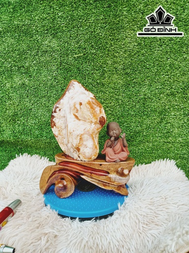 Tác Phẩm Đá Mã Não Cao 31 Ngang 15 (cm) 4,5kg