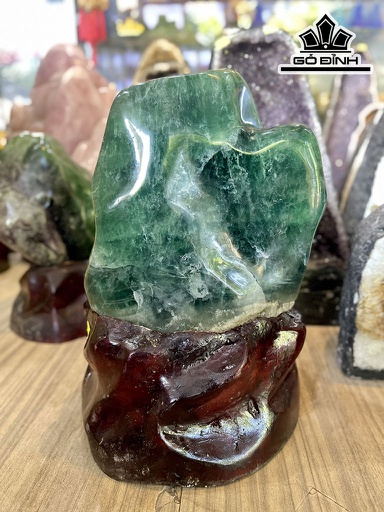 Tác Phẩm Đá Flourite Cao 40 Ngang 25 (cm) 22,7kg