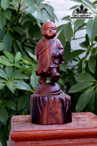 Chú Tiểu Thong Dong Gỗ Cẩm Cao 20 Ngang 8 Sâu 8 (cm)
