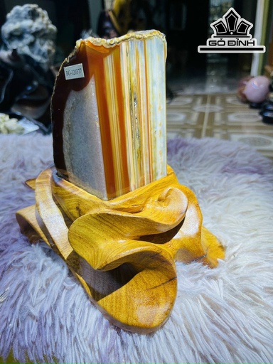 Tác Phẩm Đá Mã Não Cao 19 (cm) 2,35kg