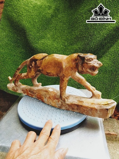 Tác Phẩm Hổ Săn Mồi Đá Canxedon Cao 17 Ngang 36 (cm) 3,2kg