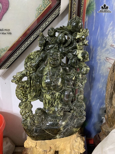 Tác Phẩm Di Lặc Tam Phúc Vác Đào Đá Serpentine Vân Hoa Cao 62 Ngang 35 Sâu 13 (cm)