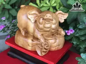 Tượng Heo Ngồi Bao Tiền Gỗ Ngọc Am Cao 25 Ngang 32 Sâu 21 (cm)