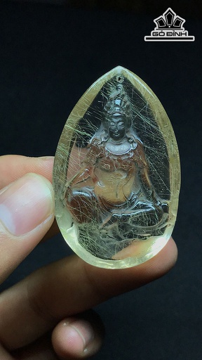 Mặt Dây Chuyền Quan Âm Đá Thạch Anh Tóc Vàng Cao 51,5 Ngang 32,7 Sâu 15,8 (mm) 32,5g