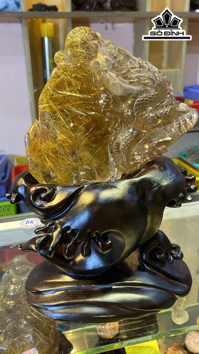 Tác Phẩm Rồng Phi Thiên Đá Thạch Anh Tóc Vàng Cao 260 Ngang 180 Sâu 112 (mm) 1726,8g Riêng Đá Cao 129 Ngang 143,9 Sâu 102 (mm) 1050g